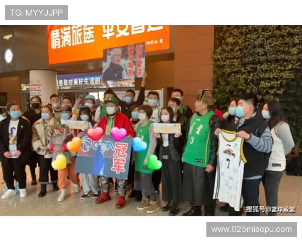 辽宁球员归沈阳 球迷接机气氛热烈